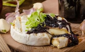 Baked Brie with Caramelized Onions