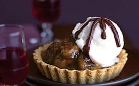 Caramelized-Banana Tartlets with Bittersweet Chocolate Port Sauce