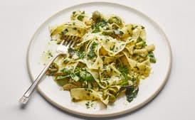 Herby Pasta with Garlic and Green Olives