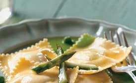 Ravioli di Ricotta e Asparagi con Salsa di Piselli