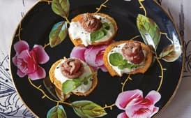 Rose Beef Bites with Horseradish Cream