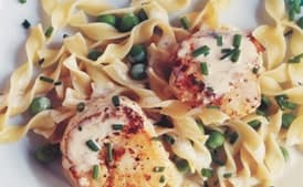 Seared Scallops with Creamy Noodles and Peas