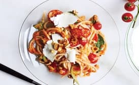 Spaghetti with No-Cook Tomato Sauce and Hazelnuts