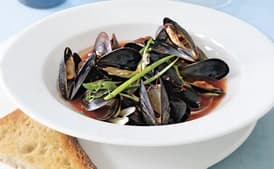 Spicy Steamed Mussels with Garlic Bread